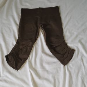 XS Lululemon Athletica Brown Capri Pants